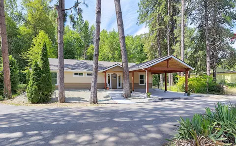 4877 Averill Dr, Grants Pass, OR 97526