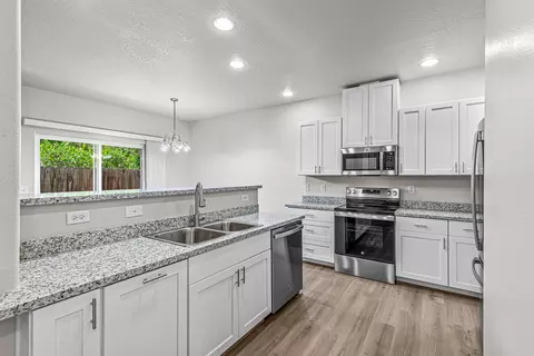655 Shadow Way, Central Point, OR 97502 photo 6