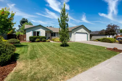 1841 NE 7th St, Redmond, OR 97756