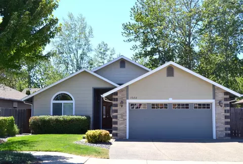 1688 SW Waterstone Dr, Grants Pass, OR 97527