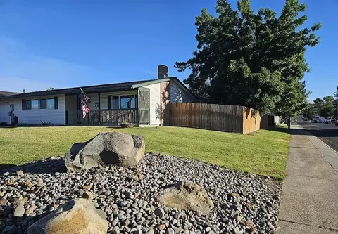 10887 Wright Ave, Klamath Falls, OR 97603