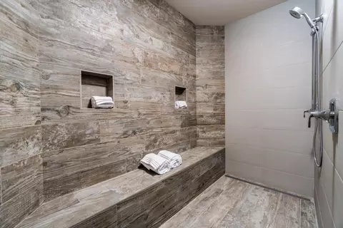 Bath - 19143 Cartwright Ct, Bend, OR 97702 photo 4 of 12
