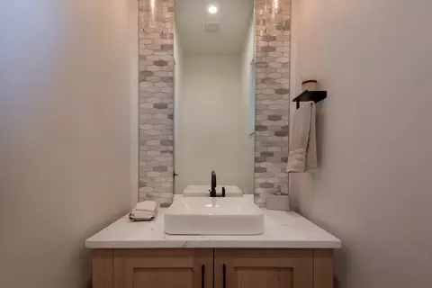 Bath - 19143 Cartwright Ct, Bend, OR 97702 photo 1 of 12