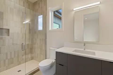 Bath - 19143 Cartwright Ct, Bend, OR 97702 photo 11 of 12