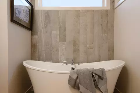 Bath - 19143 Cartwright Ct, Bend, OR 97702 photo 6 of 12