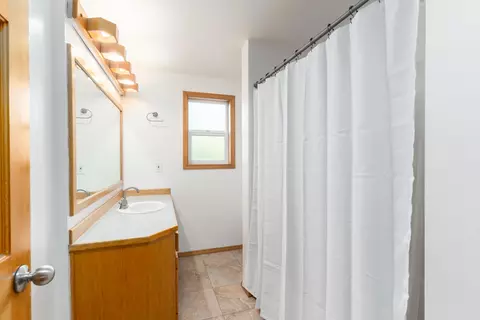 Bath - 63721 Johnson Rd, Bend, OR 97703 photo 1 of 2
