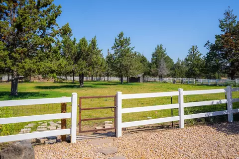 Exterior - 63721 Johnson Rd, Bend, OR 97703 photo 34 of 43