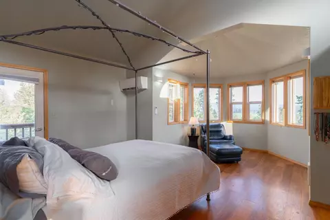 Bedroom - 63721 Johnson Rd, Bend, OR 97703 photo 4 of 5
