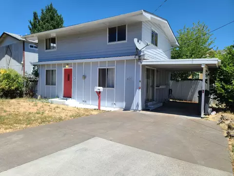 422 N 1st St, Central Point, OR 97502