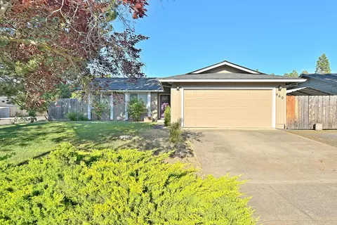 960 N Rose St, Phoenix, OR 97535