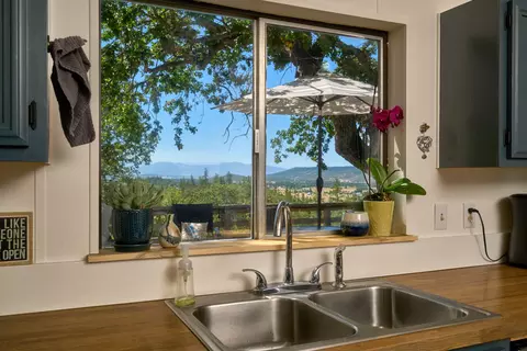 945 Leafwood Dr, Eagle Point, OR 97524 photo 14