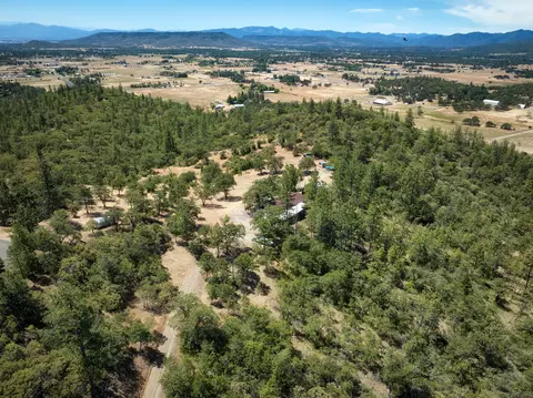 945 Leafwood Dr, Eagle Point, OR 97524 photo 4