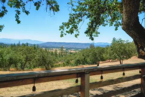 945 Leafwood Dr, Eagle Point, OR 97524