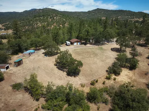 945 Leafwood Dr, Eagle Point, OR 97524 photo 3