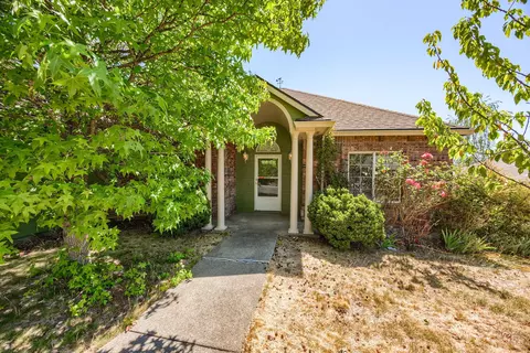 2011 NW Crown St, Grants Pass, OR 97526