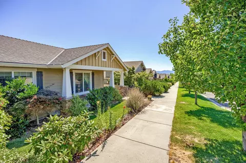 3862 Calle Vista Dr, Medford, OR 97504