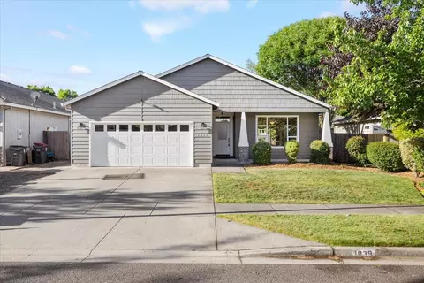 1039 Newcastle St, Medford, OR 97501