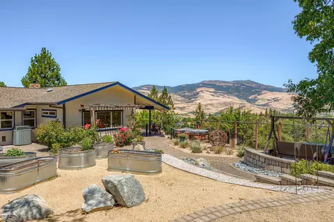 1000 Strawberry Ln, Ashland, OR 97520