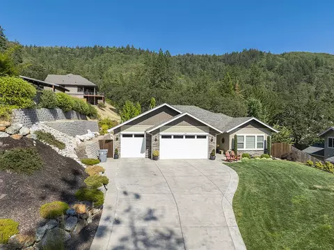 119 NE Vertical Dr, Grants Pass, OR 97526
