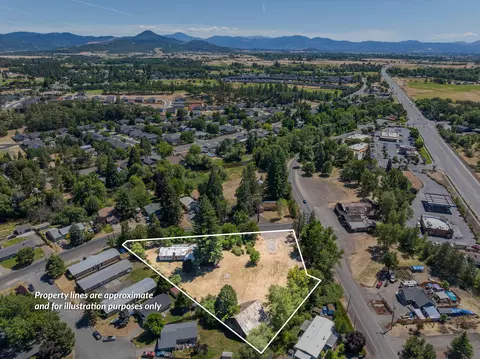 866 S Royal Ave, Eagle Point, OR 97524 photo 1