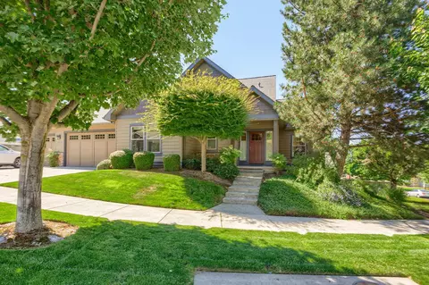 3910 Fieldstone Dr, Medford, OR 97504