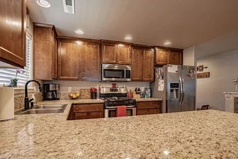935 Stonewater Dr, Eagle Point, OR 97524 photo 5