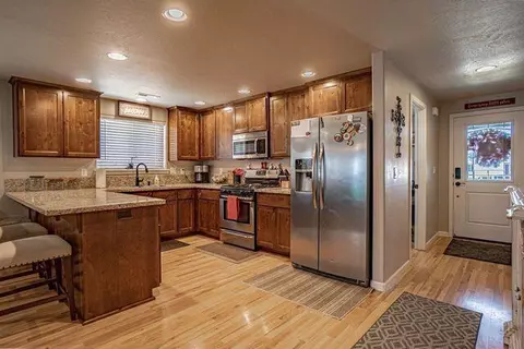 935 Stonewater Dr, Eagle Point, OR 97524 photo 2
