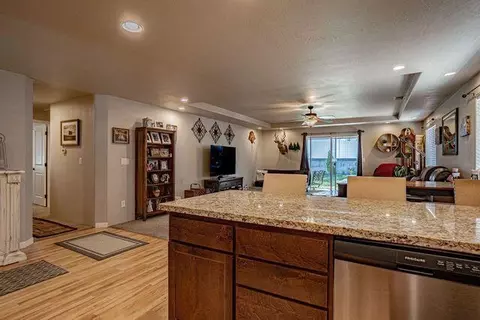 935 Stonewater Dr, Eagle Point, OR 97524 photo 3