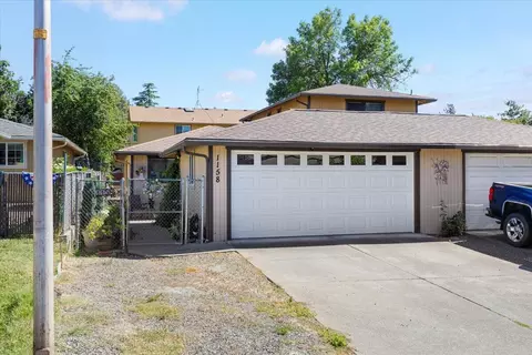 1158 Skeeters Ln, Medford, OR 97504