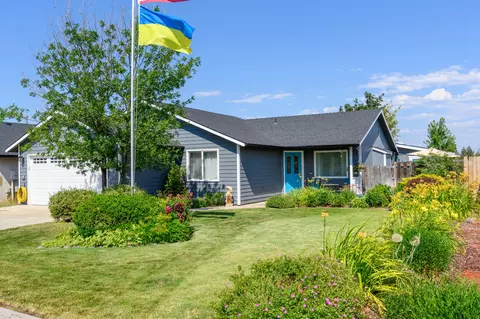 1660 NE 8th St, Redmond, OR 97756