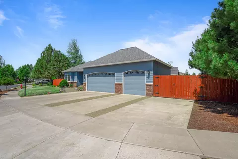 Exterior - 392 SE Soft Tail Loop, Bend, OR 97702 photo 4 of 16