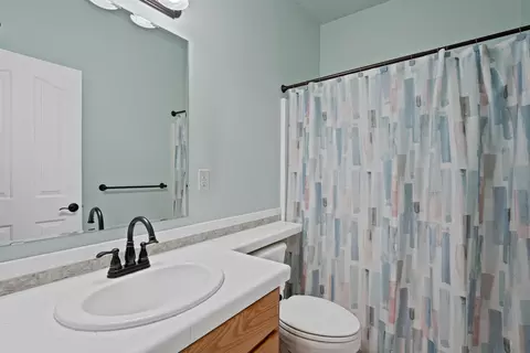 Bath - 392 SE Soft Tail Loop, Bend, OR 97702 photo 5 of 5
