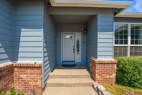 Entry Way - 392 SE Soft Tail Loop, Bend, OR 97702 photo 1 of 2