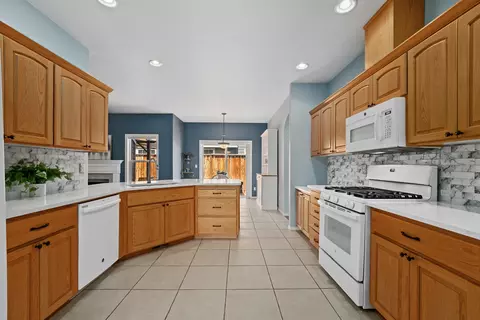 Kitchen - 392 SE Soft Tail Loop, Bend, OR 97702 photo 4 of 7