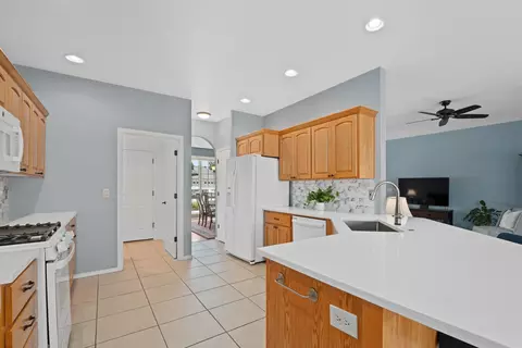 Kitchen - 392 SE Soft Tail Loop, Bend, OR 97702 photo 3 of 7