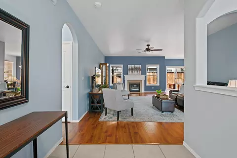 Entry Way - 392 SE Soft Tail Loop, Bend, OR 97702 photo 2 of 2