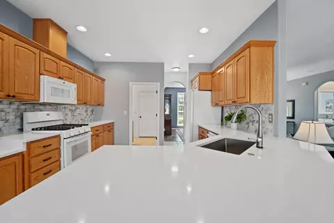 Kitchen - 392 SE Soft Tail Loop, Bend, OR 97702 photo 2 of 7