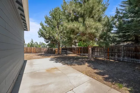 Exterior - 392 SE Soft Tail Loop, Bend, OR 97702 photo 11 of 16