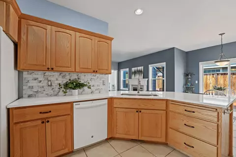 Kitchen - 392 SE Soft Tail Loop, Bend, OR 97702 photo 6 of 7