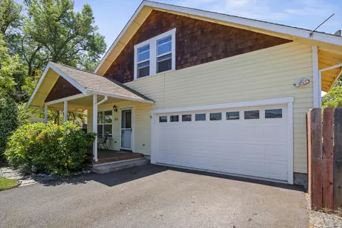 213 N Church St, Phoenix, OR 97535