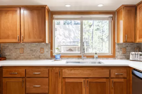 Kitchen - 17697 Klamath Ln, Sunriver, OR 97707 photo 4 of 6