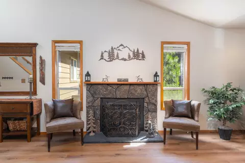 Living - 17697 Klamath Ln, Sunriver, OR 97707 photo 5 of 5