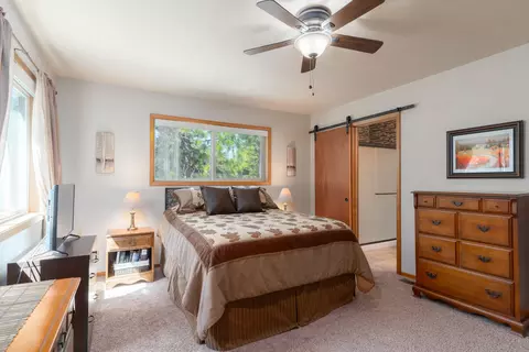 Bedroom - 17697 Klamath Ln, Sunriver, OR 97707 photo 4 of 7