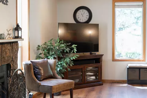 Living - 17697 Klamath Ln, Sunriver, OR 97707 photo 4 of 5