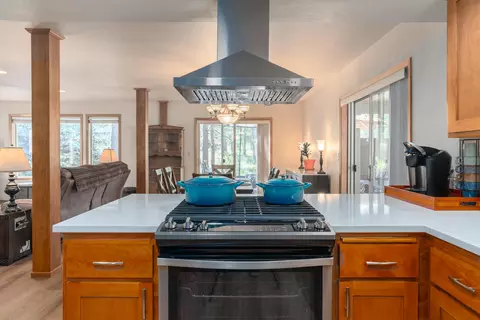 Kitchen - 17697 Klamath Ln, Sunriver, OR 97707 photo 5 of 6