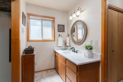 Bath - 17697 Klamath Ln, Sunriver, OR 97707 photo 1 of 5