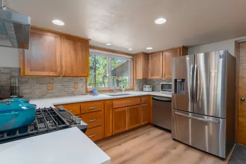 Kitchen - 17697 Klamath Ln, Sunriver, OR 97707 photo 2 of 6