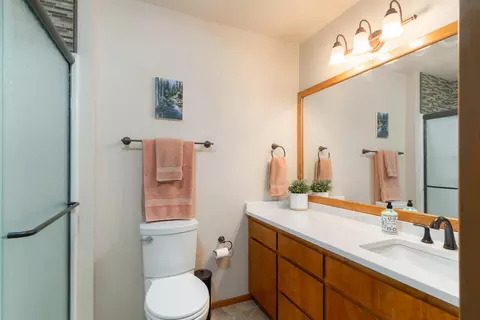 Bath - 17697 Klamath Ln, Sunriver, OR 97707 photo 4 of 5
