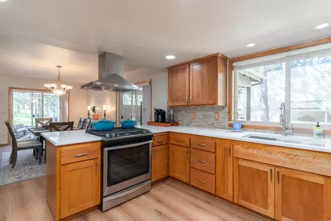 Kitchen - 17697 Klamath Ln, Sunriver, OR 97707 photo 3 of 6