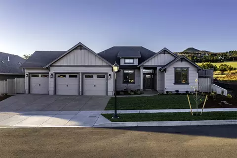4211 Connection Ln, Medford, OR 97504